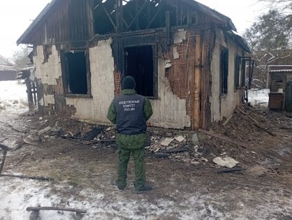 В Порховском районе проводится проверка по сообщению о гибели мужчины при пожаре